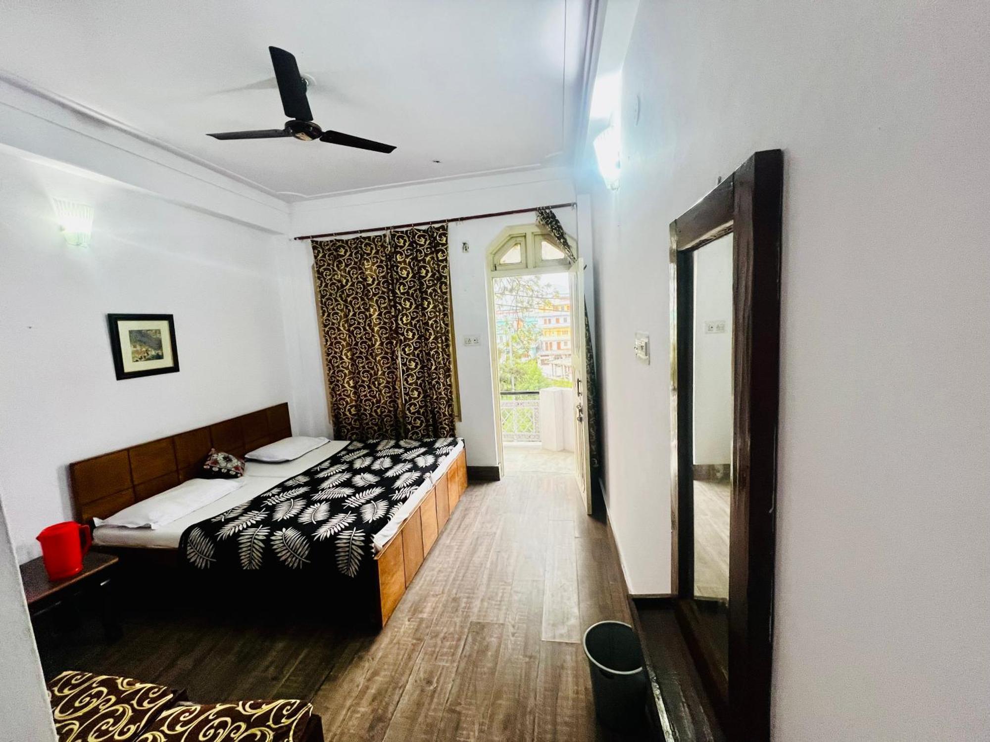 Inder Palace Barkot Екстериор снимка
